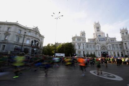 Los corredores de la 40ª edición del Maratón de Madrid pasan por la plaza de Cibeles, donde se encuentra la salida.