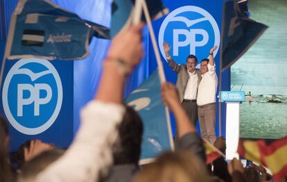 El presidente del gobierno, Mariano Rajoy (i) y el presidente del PP en Andalucia, Juanma Moreno, durante el acto electoral que los populares han celebrado esta tarde en el teatro Florida de Algeciras.