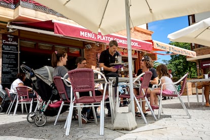 Terraza de un local de hostelería en Noja.