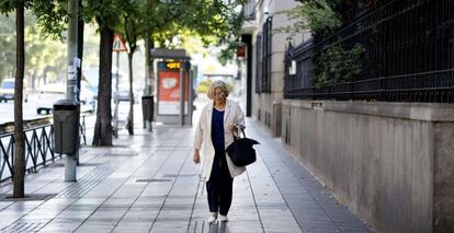 Manuela Carmena camina en los alrededores del Ayuntamiento de Madrid.