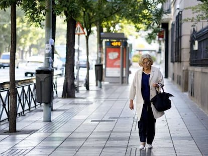 Manuela Carmena camina en los alrededores del Ayuntamiento de Madrid.