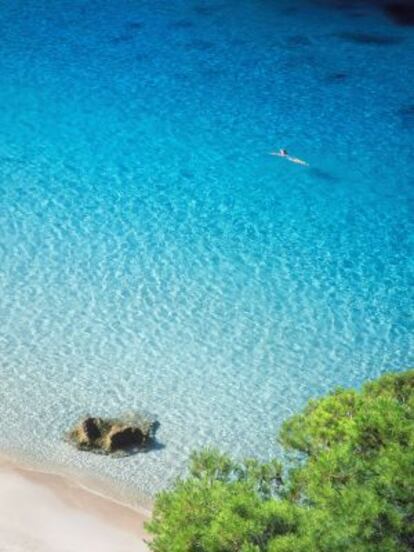 Bañista en Cala Salada, en Ibiza.