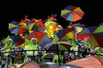 En la imagen, un integrante de la escuela de samba Mocidade Independente de Padre Miguel desfila en el día de desfile en el Sambódromo del carnaval de Río de Janeiro (Brasil). EFE/Archivo