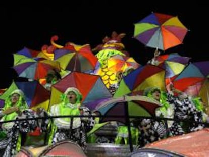 En la imagen, un integrante de la escuela de samba Mocidade Independente de Padre Miguel desfila en el día de desfile en el Sambódromo del carnaval de Río de Janeiro (Brasil). EFE/Archivo