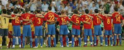 Los jugadores de la selección española de fútbol escuchan el himno nacional abrazados, antes de iniciar un partido.