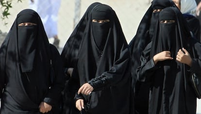 Mujeres saudíes con 'niqab' dan un paseo en un parque en Riad.