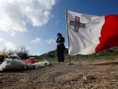 Mulher visita o local do assassinato da repórter Daphne Caruana Galizia.