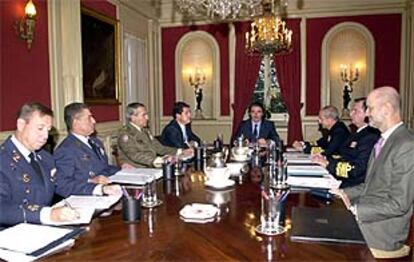 Aznar y Trillo, durante la reunión con la Junta de Jefes de Estado Mayor.