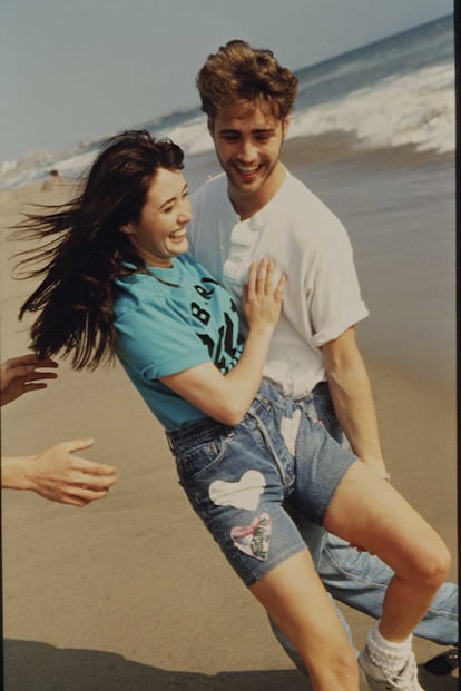 Shannen Doherty y Jason Priestley, o lo que es lo mismo Brenda y Brandon Walsh, los hermanos protagonistas de la serie. El argumento de este gran éxito, creado por Darren Star, gira sobre la experiencia vital de la familia Walsh, que se ha mudado desde Minnesota y tiene que adaptarse a los códigos de la vida adolescente en una de las zonas más privilegiadas de Los Ángeles.