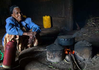 Una mujer de la etnia gurage, en su casa junto a su rudimentaria cocina, en Butajira (Etiopía), en junio de 2017.