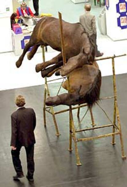 La escultura <i>Twee 2001</i>, de Berlinde de Buyckere, en la feria de Colonia.