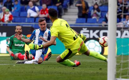 Pedrosa marca su primer gol en Primera ante el Alavés.