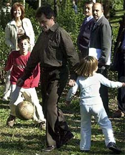 Artur Mas juega al fútbol en su encuentro con las familias.