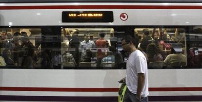 Vagón de tren en un andén de la estación de Atocha, Madrid, a primeras horas de la huelga.