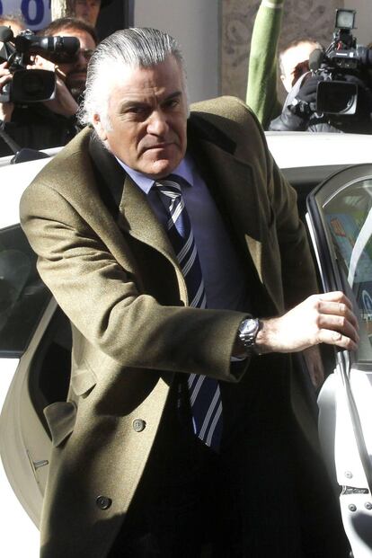 El exsenador y extesorero del PP Luis Bárcenas llega a la Fiscalía Anticorrupción en taxi.