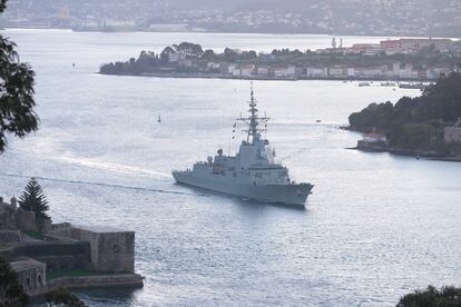 La fragata 'Blas de Lezo' zarpa desde Ferrol.