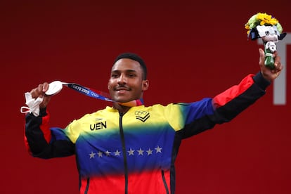 El halterista Julio Mayora tras ganar la medalla de plata en Tokio 2020