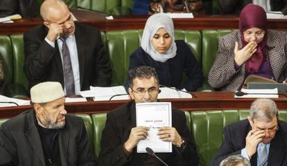 El diputado Moez Belhaj Rhouma sostiene un borrador de la nueva Constituci&oacute;n. 