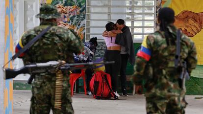 Guerrilleros observan la reunión de un soldado secuestrado con su esposa, en Tacueyo (Colombia), en septiembre de 2023.