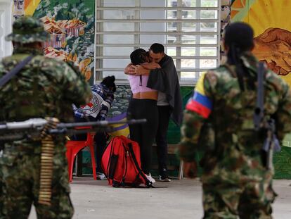 Guerrilleros observan la reunión de un soldado secuestrado con su esposa, en Tacueyo (Colombia), en septiembre de 2023.