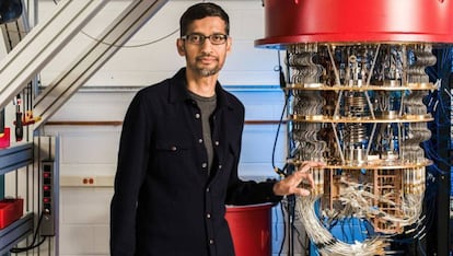 Pundar Pichai, presidente ejecutivo de Google, junto a uno de los ordenadores cuánticos de la compañía en su laboratorio de Santa Barbara (California).