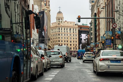 Mała ścieżka rowerowa Gran Vía: wąskie, niechronione, które otacza rowerzystów między samochodami i autobusami, i kończy pod górę na środku dżemu. 