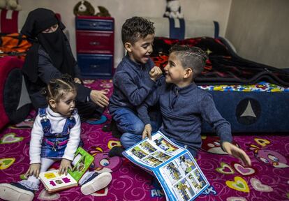 Hora de hacer los deberes en el cuarto de Hamza y Zakaria. El padre, tapicero, se encargó de alfombrar el suelo, las camas (emulando coches) e incluso la cómoda. A los niños les gustan los dibujos de los Angry Birds y los Minions.