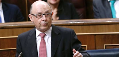 El ministro de Hacienda, Crist&oacute;bal Montoro, durante la sesi&oacute;n de control al Gobierno que se celebra en el Congreso de los Diputados.