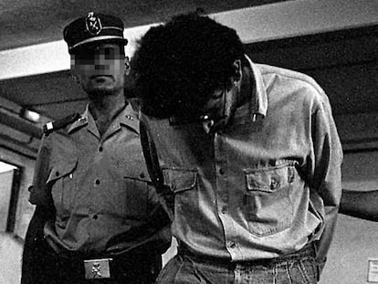 Javier Rosado, el asesino del juego del rol, escoltado por la policía en junio de 1994.