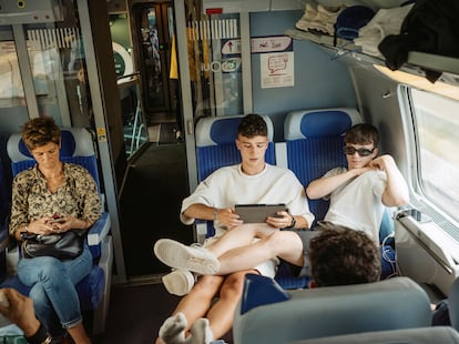 Two Interrail travellers on their way to Paris.