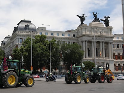 Protesta de agricultores ante la sede del Ministerio de Agricultura en Madrid, este miércoles.