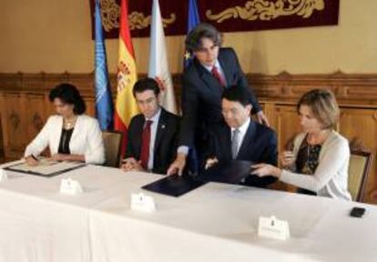 El presidente de la Xunta de Galicia, Alberto Núñez Feijoo (2-i), ha asistido hoy a la firma de un protocolo de colaboración entre por parte del secretario general de la Organización Mundial de Turismo, Taleb D. Rifai (2-d); la secretaria de Estado de Turismo, María Borrego (i), y la directora de la Agencia de Turismo de Galicia, Nava Castro.