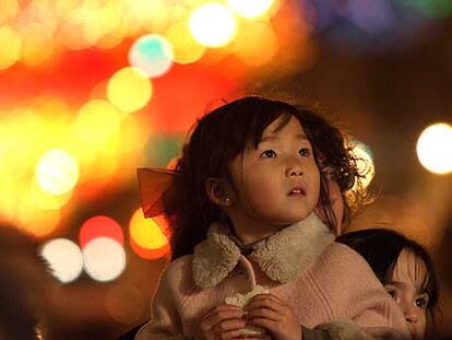 Una niña contempla extasiada a la comitiva real en el recorrido entre Nuevos Ministerios y Cibeles.