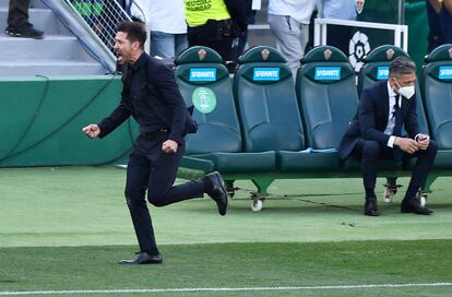 Soccer Football - La Liga Santander - Elche v Atletico Madrid - Estadio Manuel Martinez Valero, Elche, Spain - May 1, 2021 Atletico Madrid coach Diego Simeone celebrates REUTERS/Pablo Morano