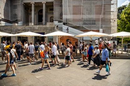 Turistas pasean por la entrada del Museo del Prado, este martes.