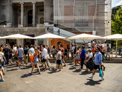 Turistas pasean por la entrada del Museo del Prado, este martes.