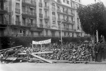 <span >Argel, 1960. Barricadas. Fotografía de Christophe Marcheux</span>