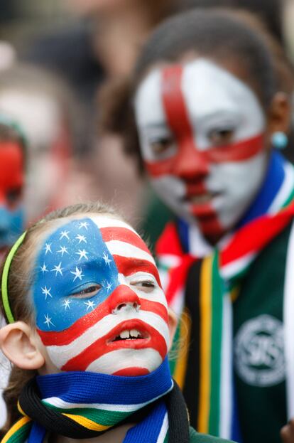 Una niña, pintada con las barras y estrellas, sigue el partido de su selección frente a Inglaterra.