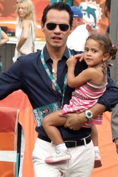 Siempre que su agenda se lo permite, Marc Anthony lleva a sus hijos a disfrutar de su conciertos. En la foto lo vemos con Emme, de cinco años.