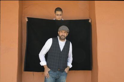 Juan Luis Guerra inaugur&oacute; la d&eacute;cima edici&oacute;n del Hay Festival Cartagena con una charla con Roberto Pombo, director del diario &#039;El Tiempo&#039;.