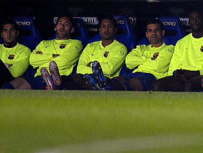 Ibrahimovic (el segundo por la derecha), en el banquillo del Barcelona durante el encuentro del sábado pasado contra el Villarreal.