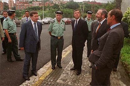 El ministro del Interior, Ángel Acebes, en Intxaurrondo con los mandos de la Guardia Civil.