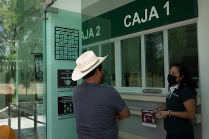 Jazmín Flores atiende a un ciudadano en la sucursal del Banco del Bienestar en Tetecala.