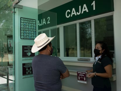 Personal del Banco de Bienestar en la sucursal de Tetecala dan informes a los beneficiarios de los programas Sembrandovida y la Pensión para Adultos Mayores en febrero de 2022.