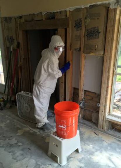 La autora, desinfectando las paredes de su casa en Houston.