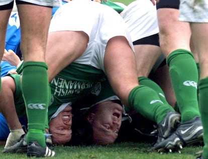 03/02/2001. En la imagen los jugadores de la selección de Irlanda, Galwey ( a la izquierda) y Wood, caídos en una melée durante el partido disputado frente a Italia.