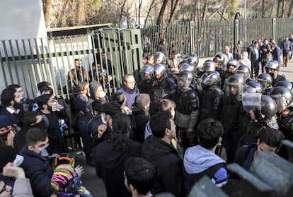 Represión de una protesta a las puertas de una universidad en Irán.