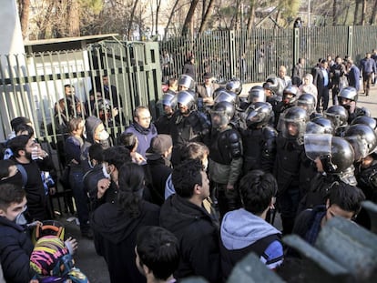 Represi&oacute;n de una protesta a las puertas de una universidad en Ir&aacute;n.