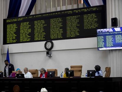 Os membros da Junta Diretiva do Parlamento de Nicarágua durante a aprovação das reformas eleitorais em Manágua.