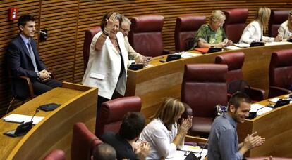 La oposición 'aplaude' a Rita Barberá después de que la alcaldesa se acercara a saludar a Blasco.